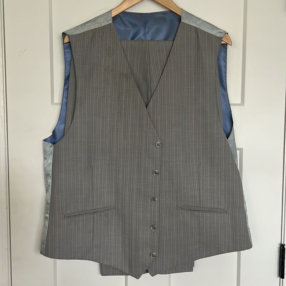 Steve Harvey Striped 3 Piece Grey Suit - Picture 10 of 17